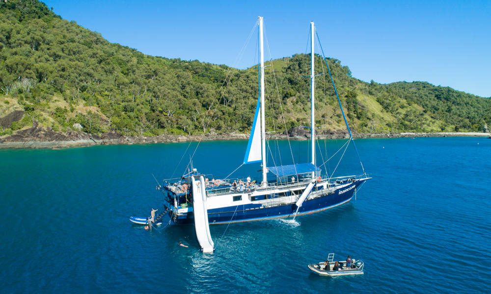 ทัวร์การผจญภัยล่องเรือใบเกาะวิทซันเดย์เต็มวัน