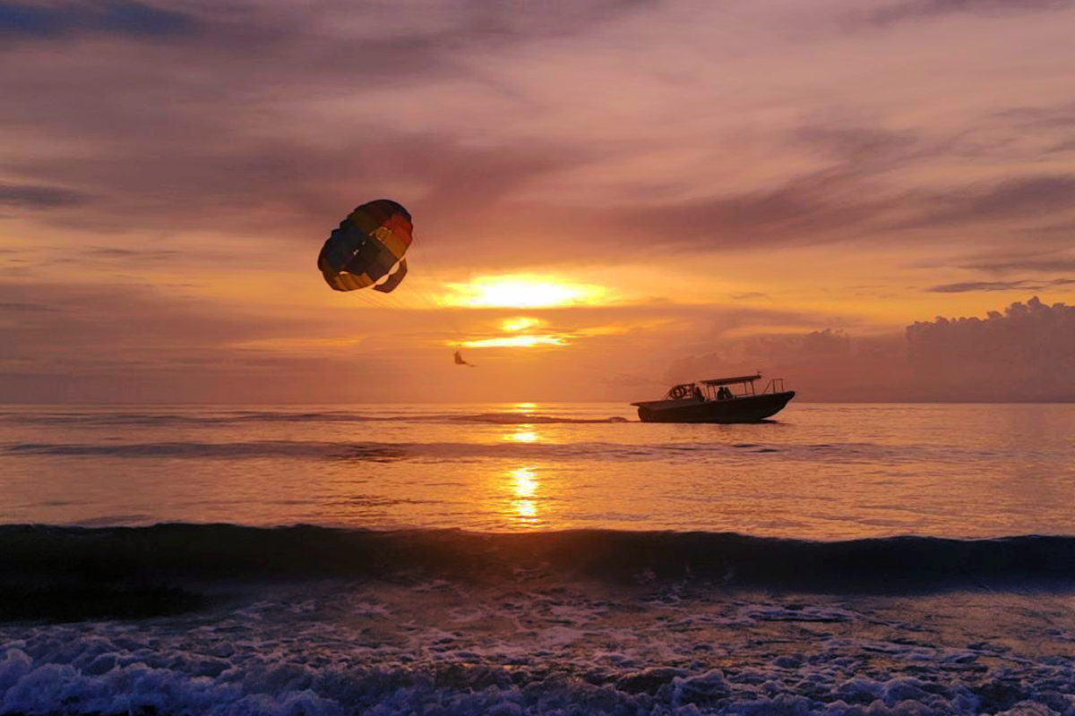 Tanjung Aru Beach Relaxing Watersport, Sunset with Malaysian Cuisine Dinner Half Day Tour