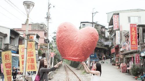 Experience Pingxi Sky Lantern & Shifen Waterfall from Taipei