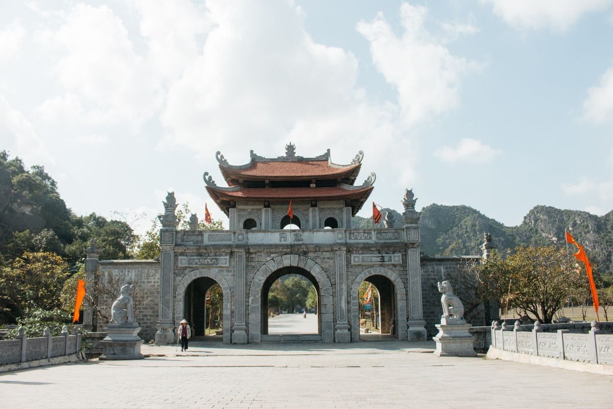 Hoa Lu - Tam Coc Standard Tour